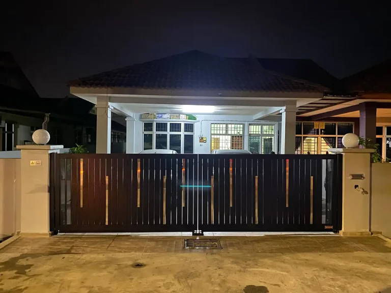Fully aluminium SmartGate on a semi-detached house